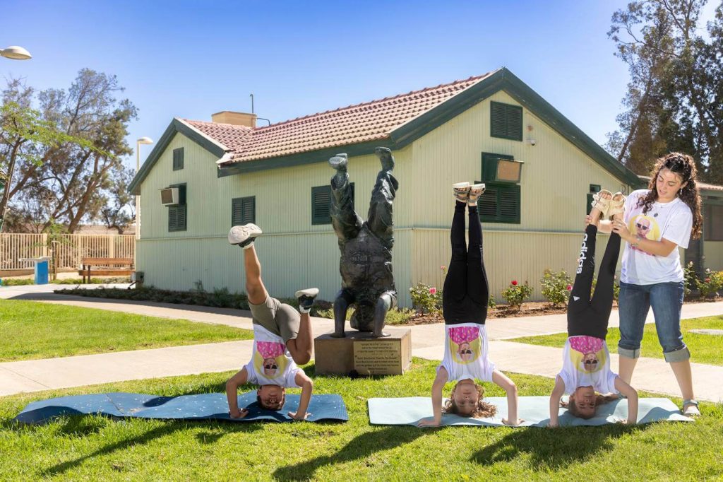 ילדים עומדים על הראש צריף בן-גוריון